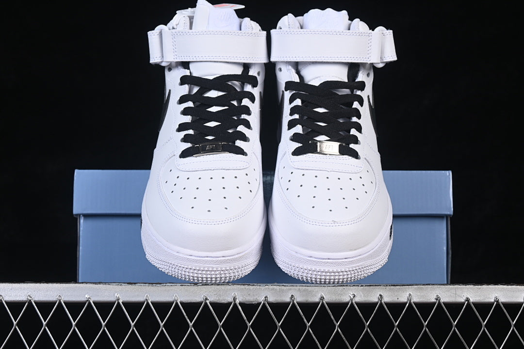AIR FORCE 1 07 LOW CASUAL SHOES BLACK/WHITE
