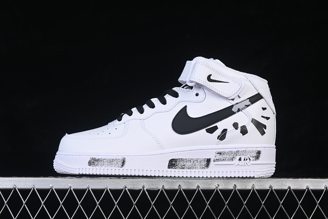 AIR FORCE 1 07 LOW CASUAL SHOES BLACK/WHITE